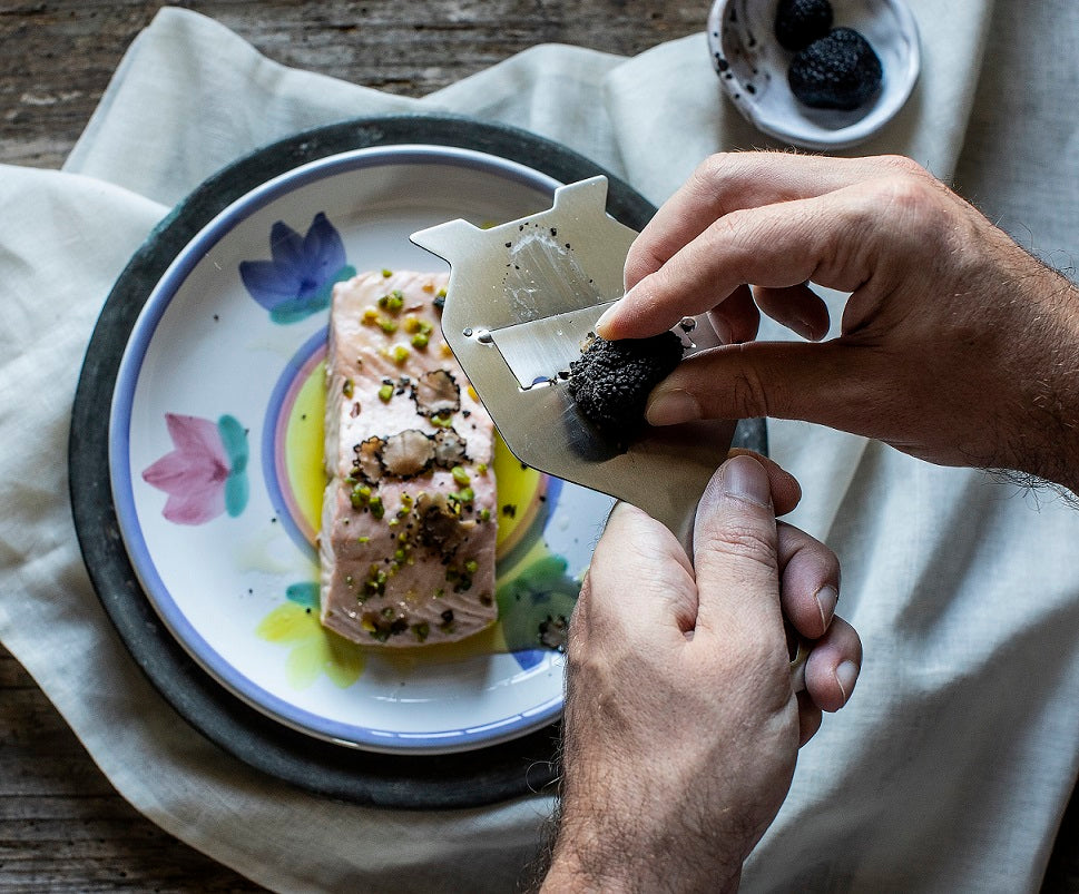 EXTRA: Salmon with black truffle and pistachios!